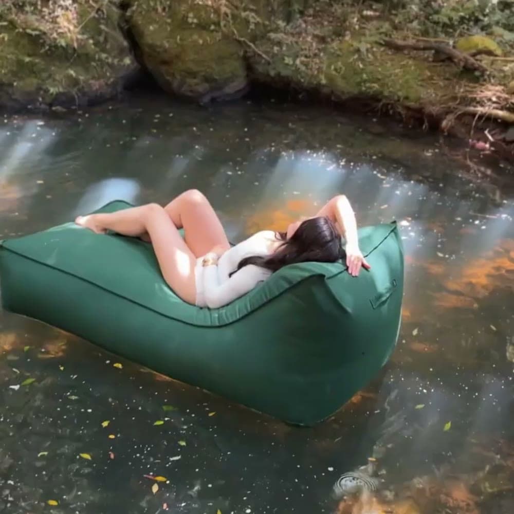 Espreguiçadeira Damie Garden flutuando na água
