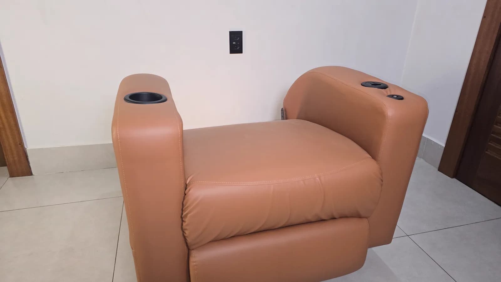 A base durante a montagem: os dois braços já com porta-copos e entradas USB.