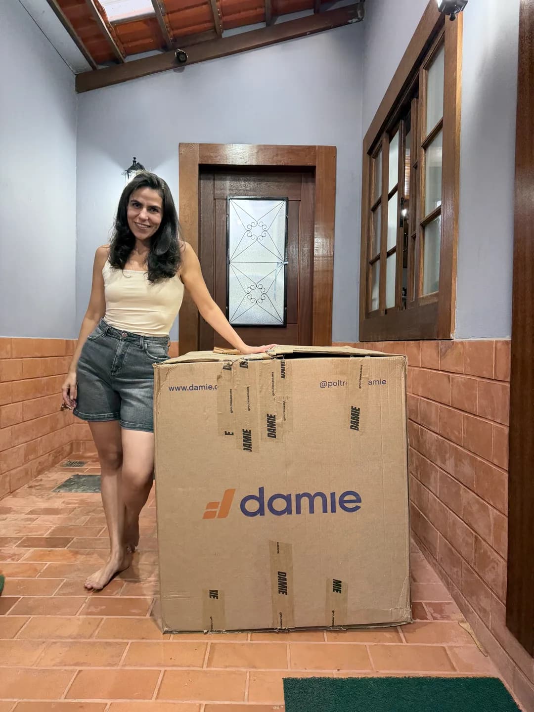 Caixa de entrega da Poltrona Reclinável 2.0 Damie ao chegar em casa