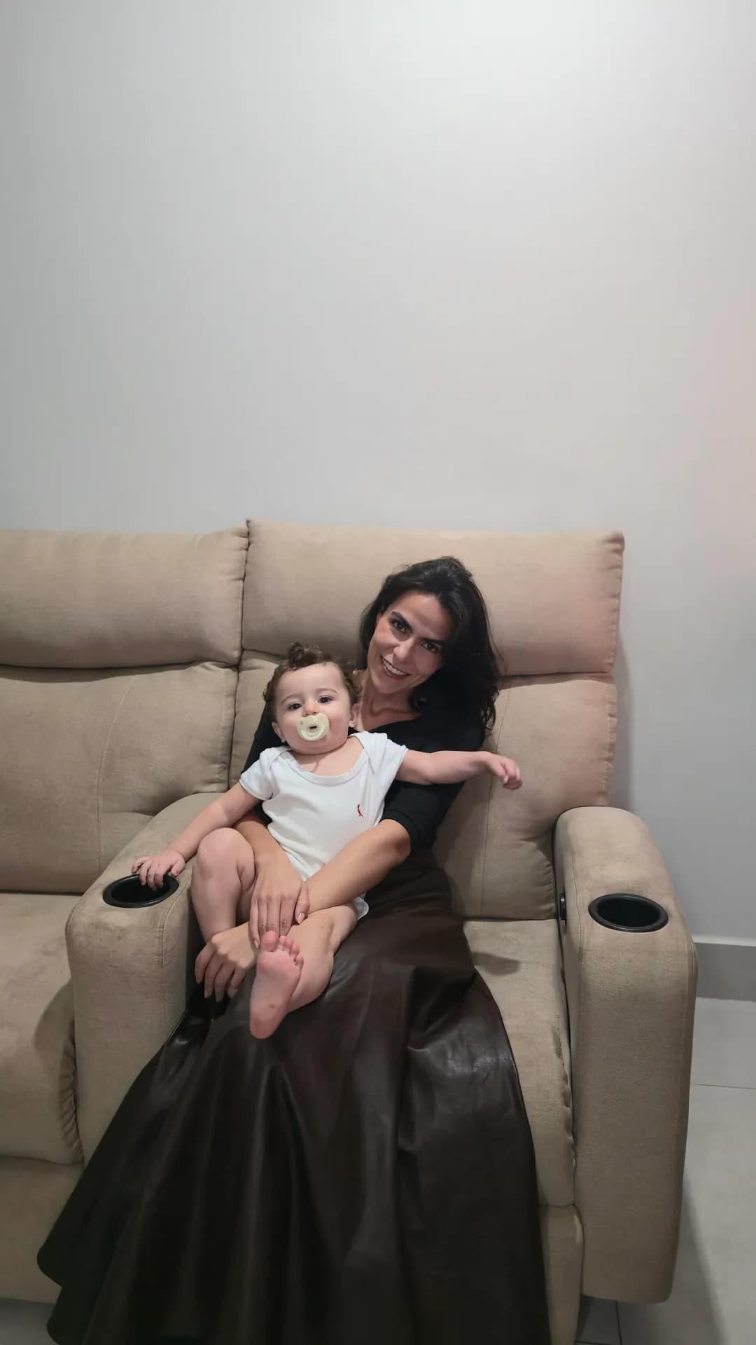 Cecília e Ian usando uma Poltrona Reclinável Damie na rotina em família