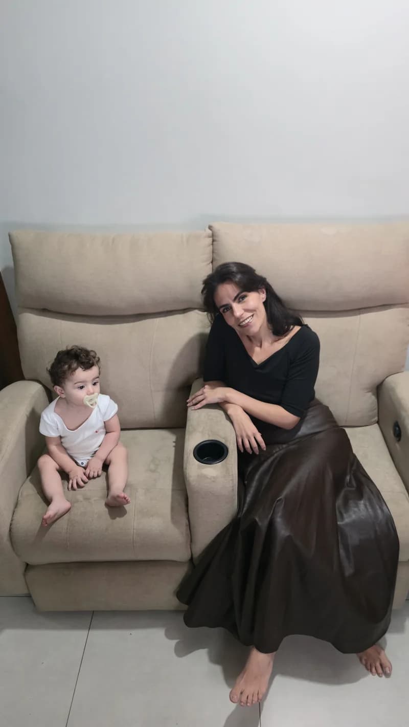 Cecília e Ian sentados nas poltronas reclináveis Damie em linho bege