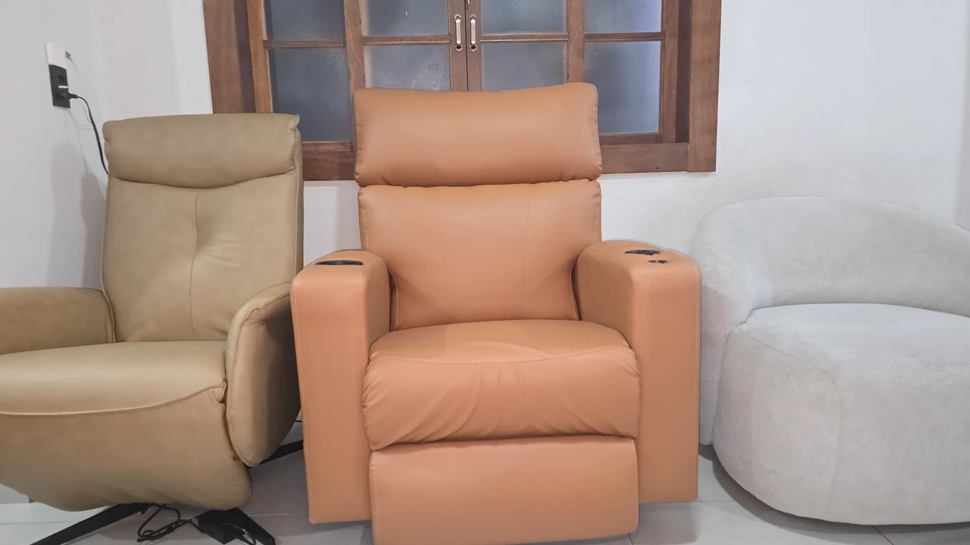 Poltrona Levita, Poltrona Reclinável 2.0 e Poltrona Moon lado a lado na casa da Cecília