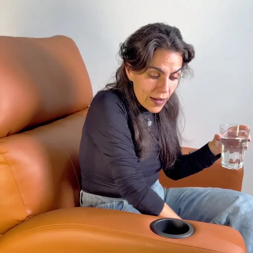Teste de impermeabilidade com água no Corino caramelo da Poltrona Damie