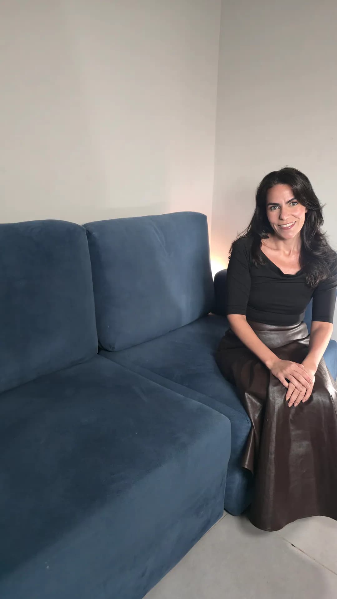 Cecília usando o Sofá Modular Damie azul em sua sala.