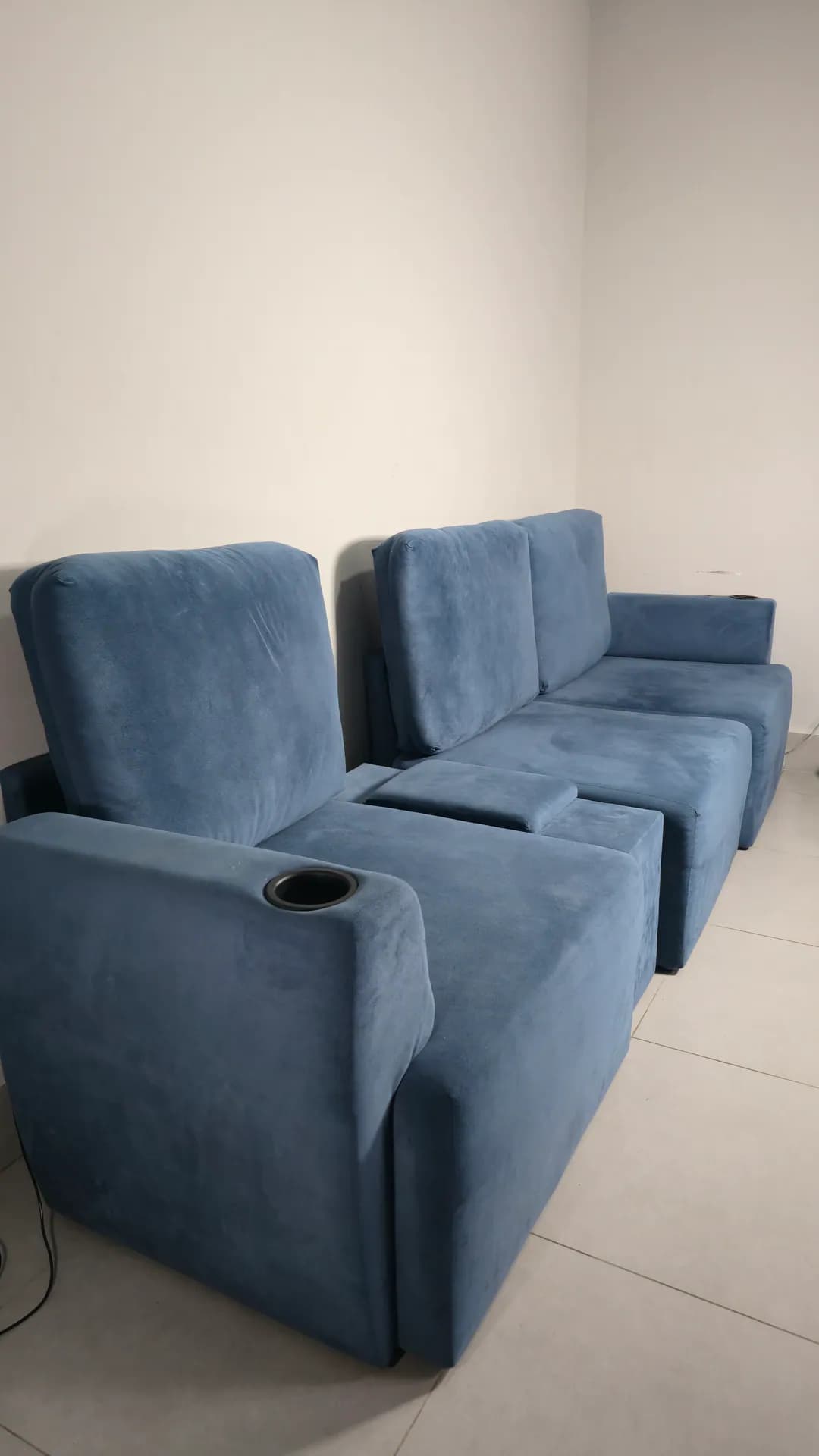 Sofá Modular Damie azul visto de lado com os módulos alinhados