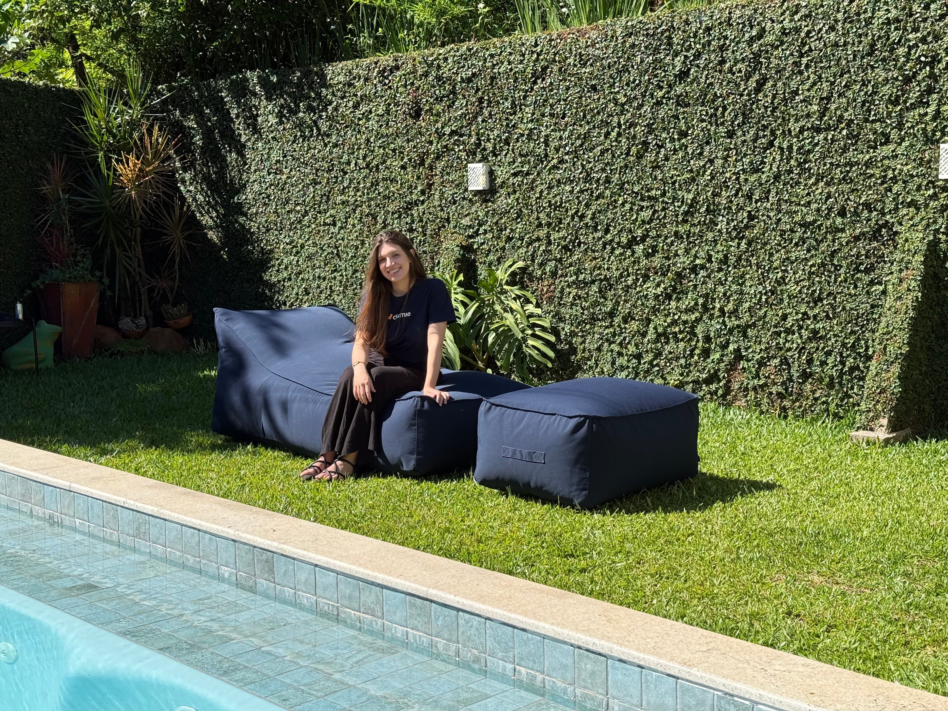 Espreguiçadeira e puffs Damie Garden na cor azul-marinho à beira da piscina