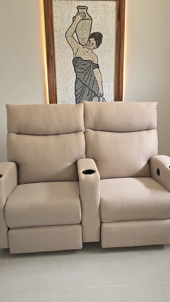 Poltrona Reclinável Damie 1.0 em linho claro na sala