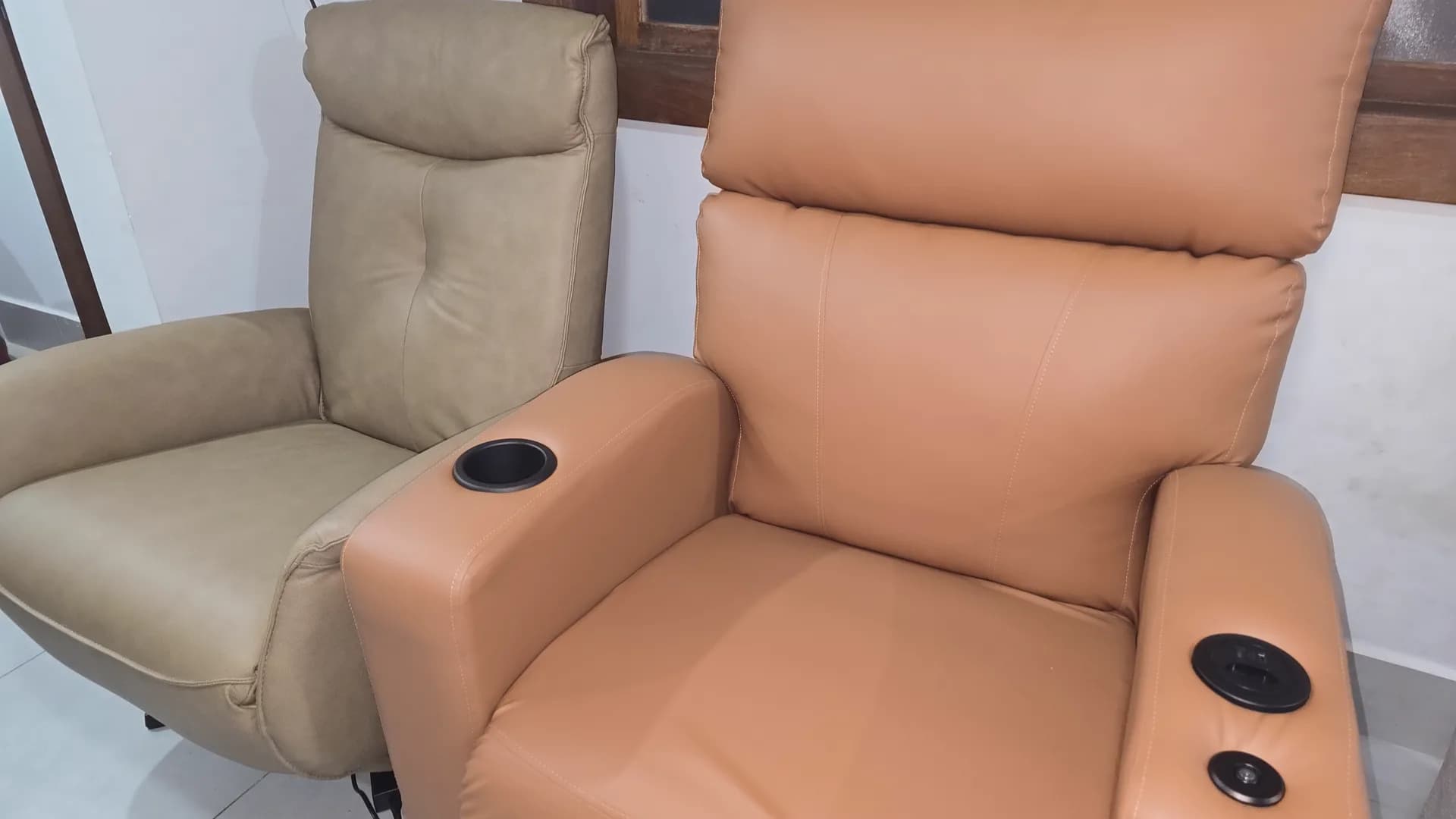 Braço da Poltrona Reclinável Damie 2.0 com porta-copos e comandos.